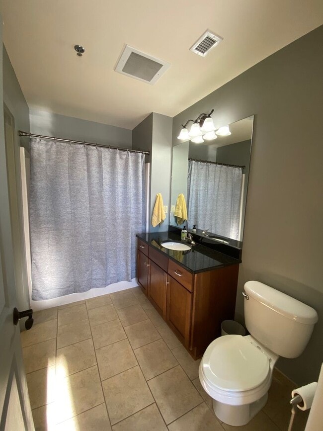 Building Photo - Downtown - Modern Condo minutes from the c...