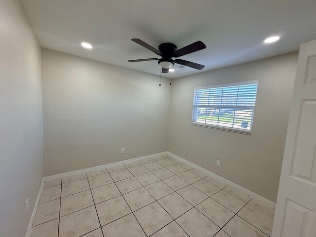 Building Photo - 2 Bed 2 Bath Duplex with Screened Lanai in SE Cape Coral