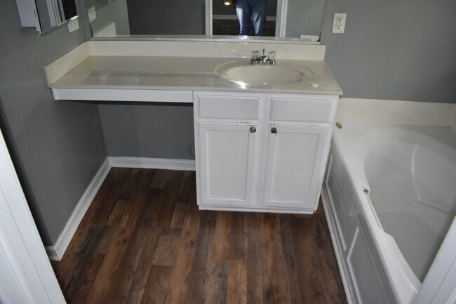 Building Photo - Beautiful Townhome