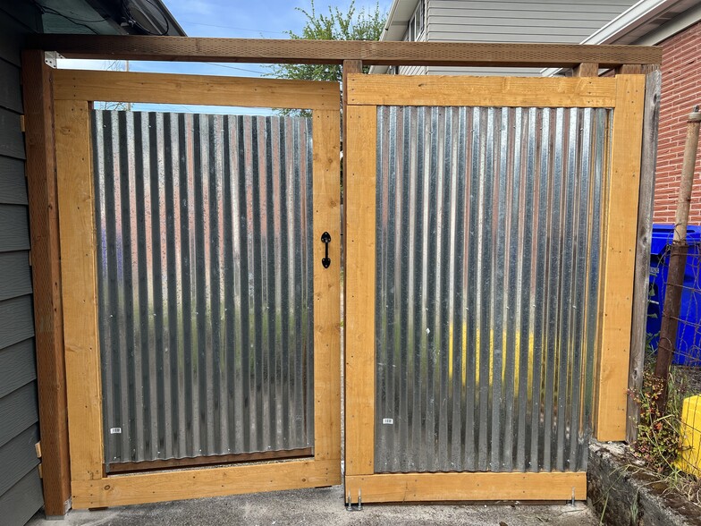 locked gate to patio with raised beds - 3415 SE Cora Dr