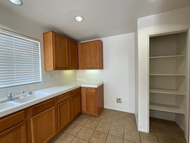 Building Photo - East Palmdale Home