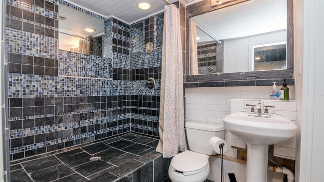 Building Photo - 406 Manor Dr