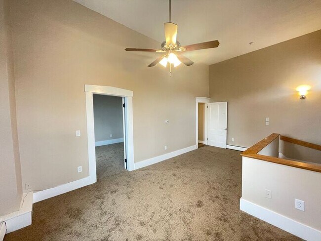 Building Photo - 46 Glass St