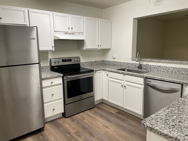 Building Photo - Two Bedroom Townhouse with Bonus Room in Sherrills Ford!