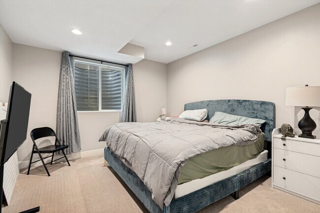 Building Photo - Upscale Home Available in Herriman