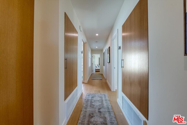 Building Photo - 211 Bellino Dr