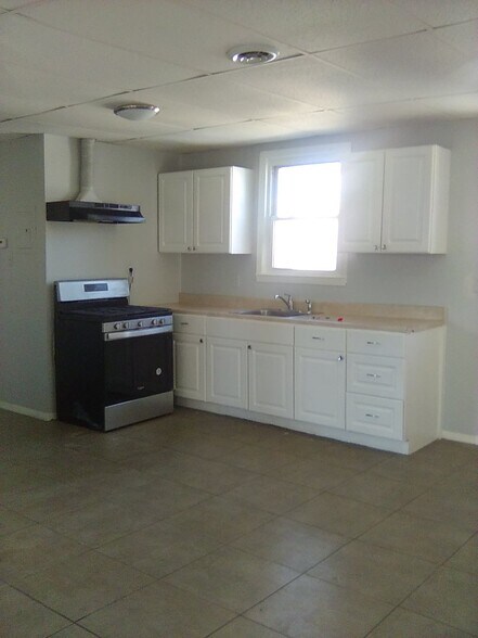 Building Photo - 594 Roosevelt Ave