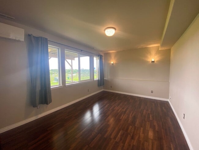 Building Photo - Meticulously well kept 3 bed, 3.5 bath Gov...