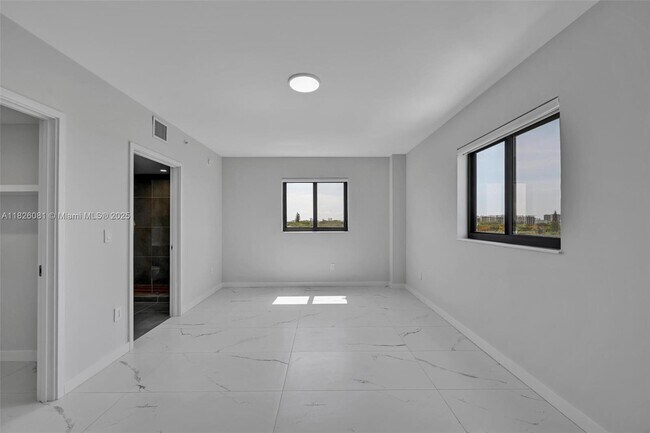 Building Photo - 840 NE 130th St