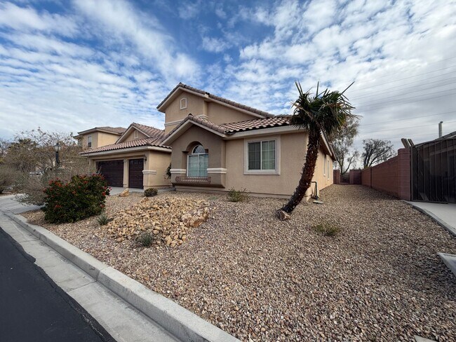 Building Photo - Spacious 4 bedroom