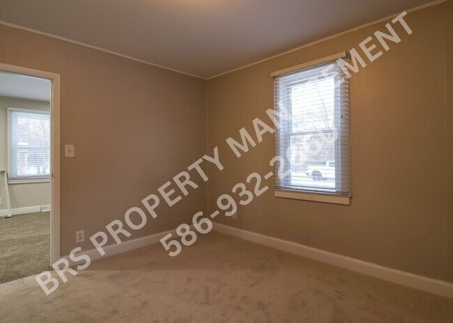 Building Photo - 3 Bedroom 1 Bathroom corner lot in Rochester Hills