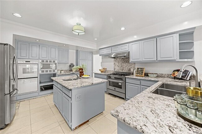 Building Photo - 673 S Mentor Ave