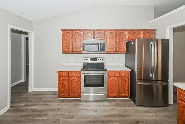 Building Photo - 5370 Russell Dr