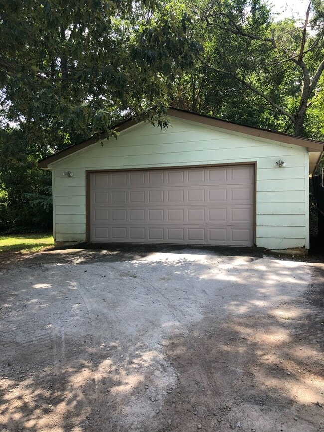Building Photo - Charming 3 Bedroom 1 Bath Home w/ a Huge 2 Car Garage!
