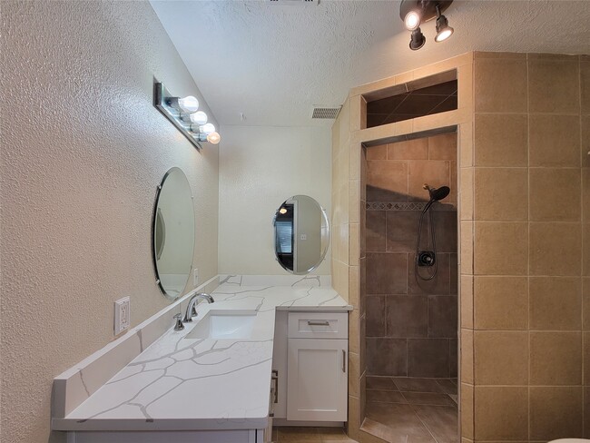 Building Photo - 25723 Glen Loch Dr