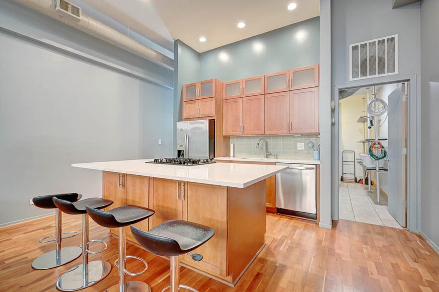 Building Photo - 1760 W Wrightwood Ave