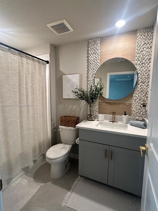 Building Photo - 5689 Mentmore Dr