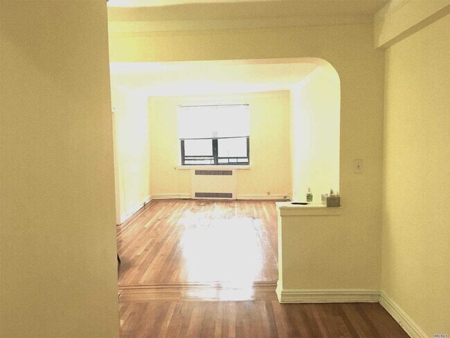 Building Photo - 83-6 Vietor Ave