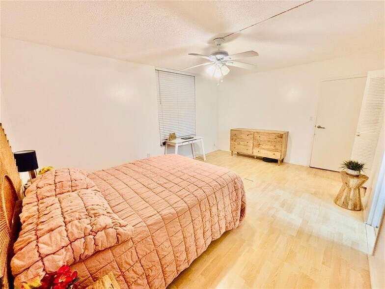 Building Photo - 8350 Sands Point Blvd