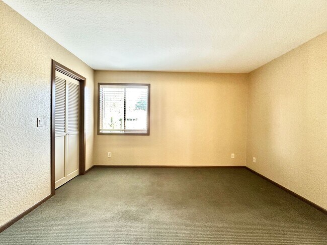Building Photo - 2bd/2ba Kirkland Condo