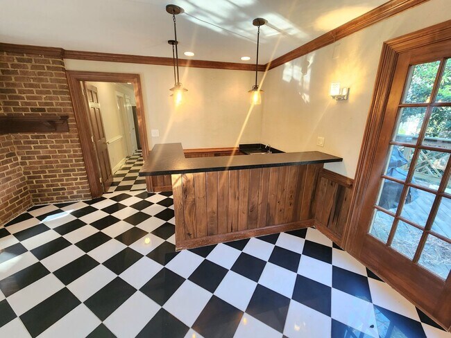 Building Photo - Sprawling Home in Bay Colony