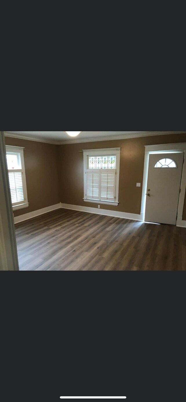 Building Photo - 301 N Maple St