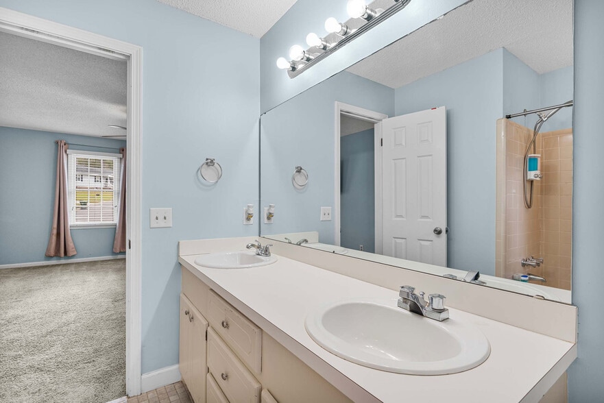 Building Photo - 2205 Cardington Dr