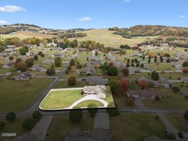 Building Photo - Spacious & Grand Living!!!