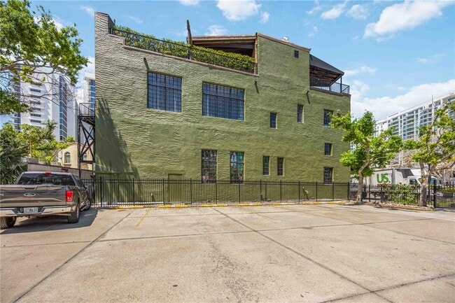 Building Photo - 1221 N Palm Ave