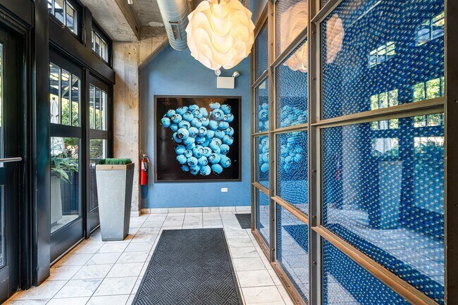 Building Photo - 1001 W 15th St