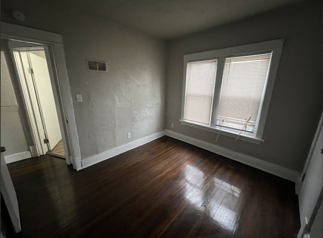 Building Photo - 824 Tyler St