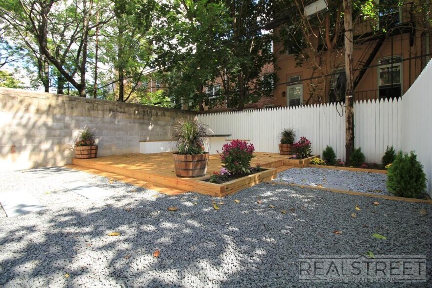 Building Photo - Stunning NEW 2 BED in Cobble Hill!