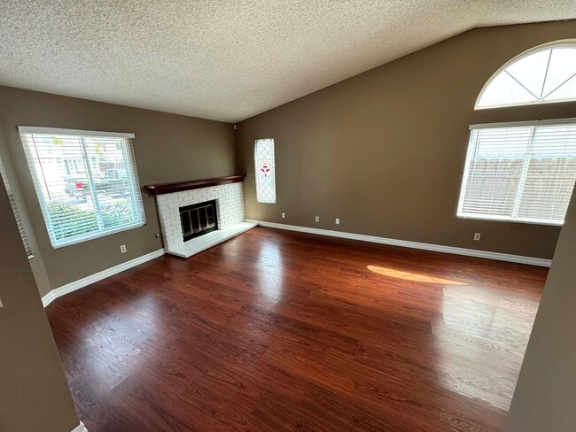 Building Photo - Quaint Home in Quiet East Ventura Neighborhood