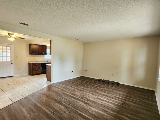 Building Photo - Garage and Fenced Back Yard in Foley!