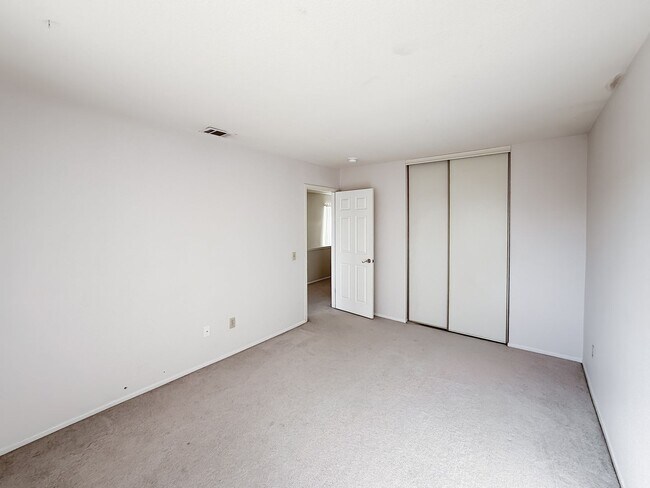 Building Photo - 40041 Zamura Ct