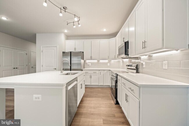 Building Photo - 148 Huntwell W Ave