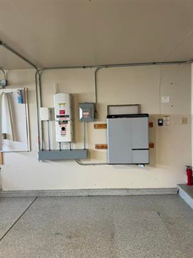 Building Photo - Beautiful single story, 3 bedroom 2 bath home in a gated community!! Available 2/1/26!