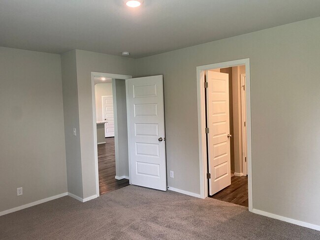 Building Photo - Welcome to your beautiful 4 bedroom, 2 bath home in Broken Arrow School district!