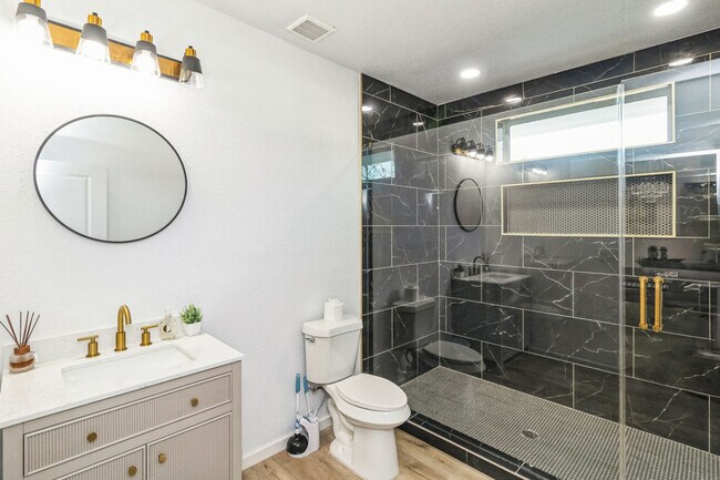 Building Photo - 2306 E Houston St