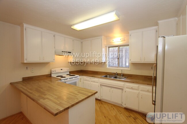 Building Photo - 2 Bed, 1 Bath House w/ AC, Storage Barn