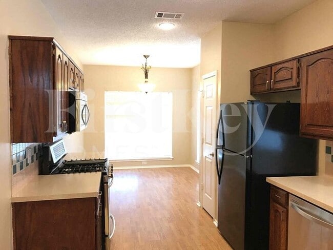 Building Photo - 2132 Montclair Ln