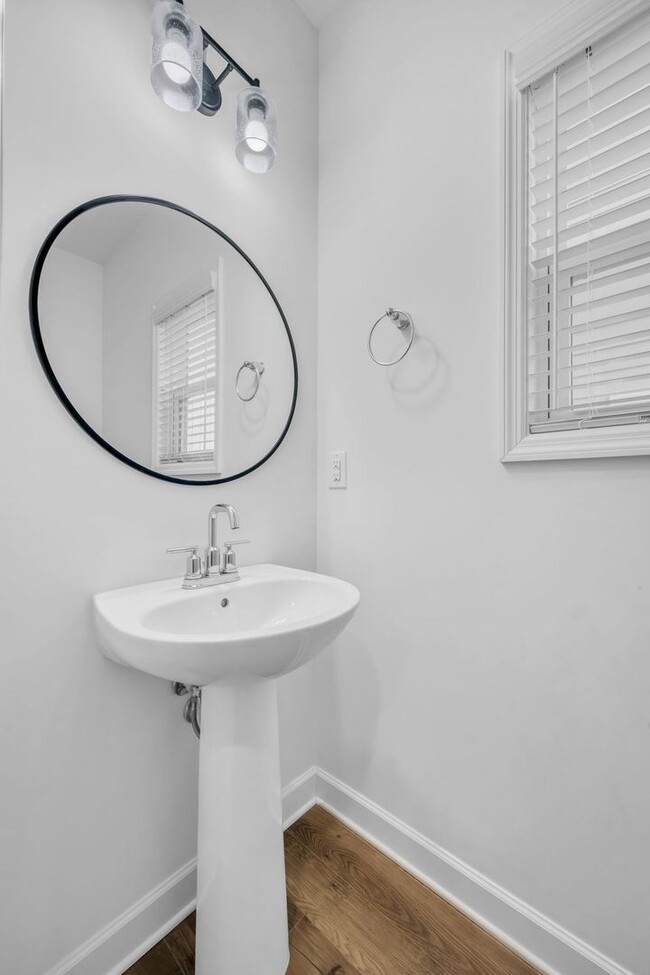 Building Photo - Modern Living in Bellevue