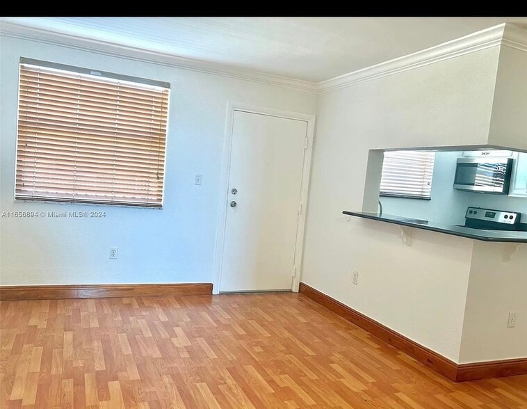 Building Photo - 2441 SW 31st Ave