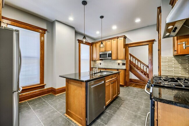 Building Photo - Short North / Victorian Village Stunning Single Family House!