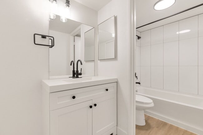Building Photo - FANTASTIC 1 BEDROOM FOR LEASE