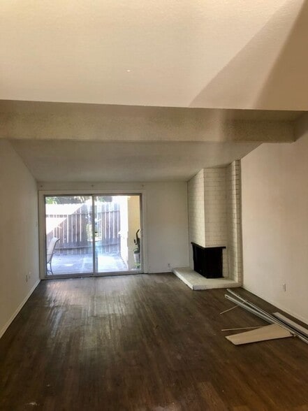 Building Photo - 1825 W Maple Ave