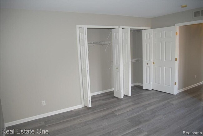 Building Photo - 5400 Pine Aires Dr