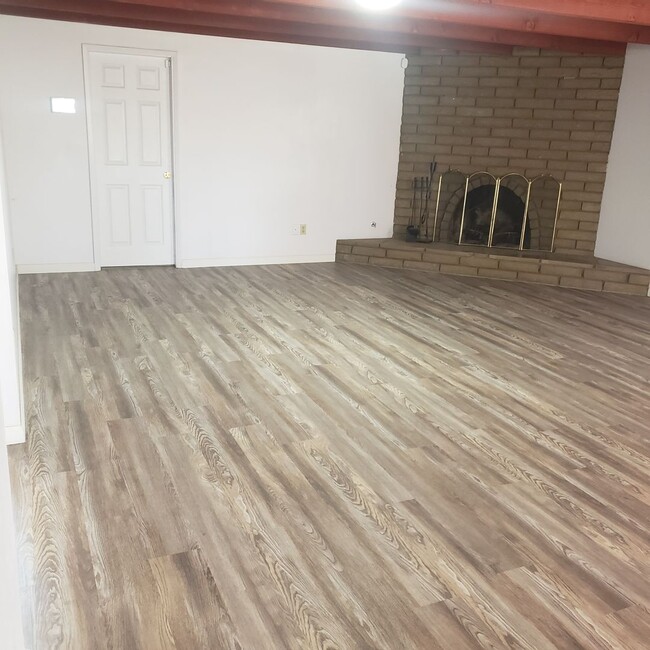 Building Photo - 3847 Vine Ave