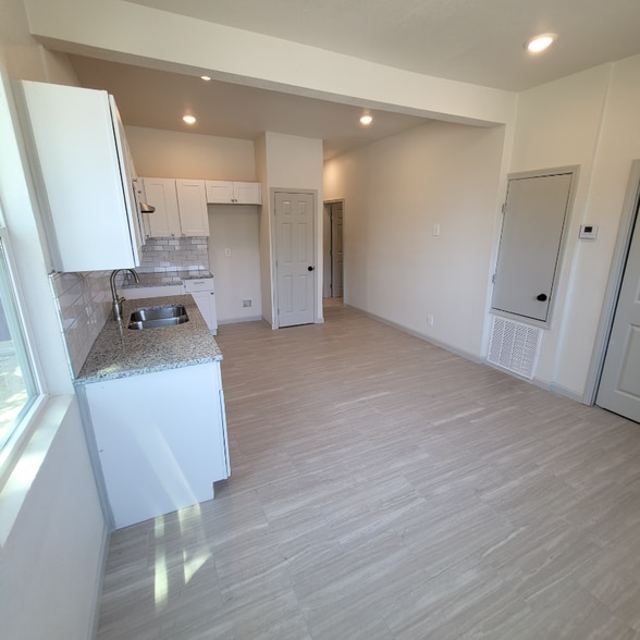 Building Photo - 647 Hammond Ave