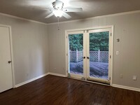 Building Photo - 2 bedroom 1 and a half bath brick home wit...